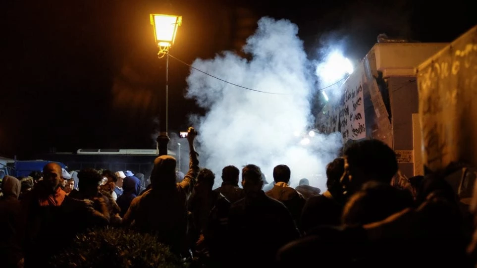 Σοβαρά επεισόδια στο hot spot Σκαραμαγκά – Έστειλαν 6 αστυνομικούς σε 200 μετανάστες